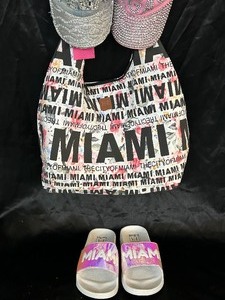 New with Tags Robin Ruth Travel Bag with Sandals and Two Bedazzled Hats