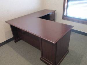 Nice L-Shape wood 5-drawer desk and protective floor mat