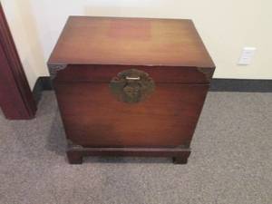 Decorative vintage style hinged top wood chest (approximately