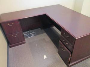 Nice L-Shape wood 5-drawer desk and protective floor mat
