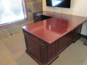 Beautiful and heavy 7-drawer dark Wood L-shaped executive office desk with floor mat