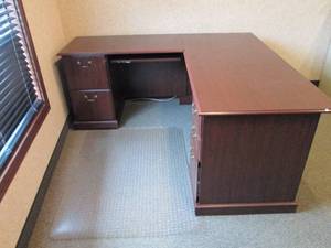 Nice L-Shape wood 5-drawer desk and protective floor mat