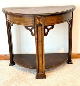 lot 18 image: Petite Stylish Accent Table