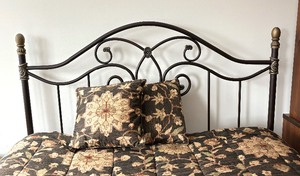 lot 47 image: Metal Queen Bed Frame with Bedding