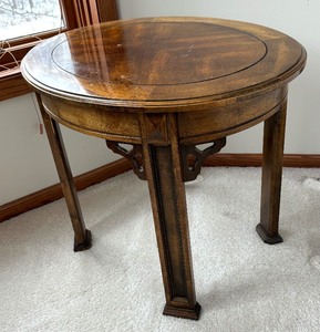 lot 18A image: Petite Stylish Accent Table