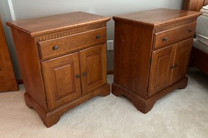lot 93 image: Pair of Vintage Wooden Nightstands  Side Tables by Riverside Furniture