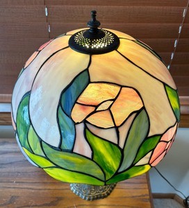 lot 88 image: Stunning Stained Glass Table Lamp
