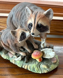 lot 96 image: Limited Edition Animals of North America Raccoon Figurine by Ceramica Creativa