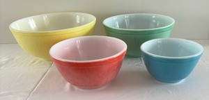 lot 104 image: Set of Four Vintage Pyrex Primary Colors Nesting Bowl Set