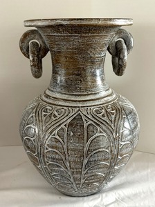 lot 116 image: Pretty Pottery Vases