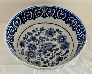 lot 153 image: Beautiful Blue and White Bowl