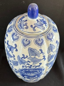 lot 192 image: Chinese Blue and White Lidded Ceramic Jar
