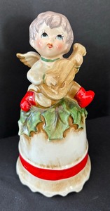 lot 197 image: Festive Figurines