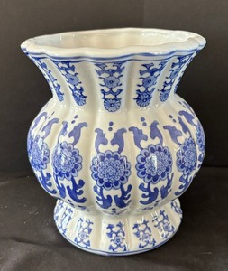 lot 215 image: Blue and White Vases and Ginger Jar