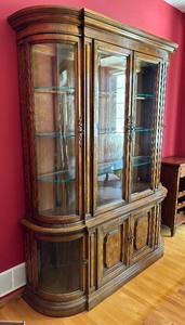 lot 19 image: Beautiful Bernhardt Hutch Cabinet