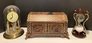 lot 255 image: Classy Variety of Home  Office Decor