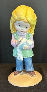 lot 401 image: Four Darling Dorothys Day Figurines