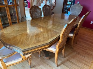 lot 7 image: Vintage Dining Room Table with Six Charming Chairs