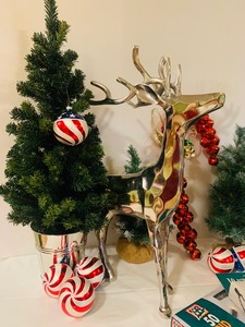 lot 297 image: Festive Christmas Decor