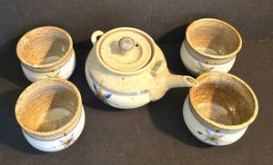 lot 358 image: Lovely Pottery Tea Set