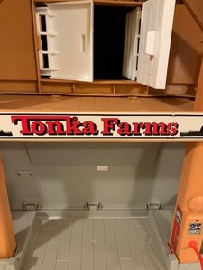 lot 447 image: Vintage 1995 Tonka Farms Playset Barn and Silo