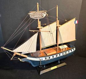 lot 328 image: Nostalgic Ship Replica - La Recouvrance
