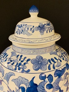 lot 390 image: Pretty Classic Blue and White Large Porcelain Lidded Vessel