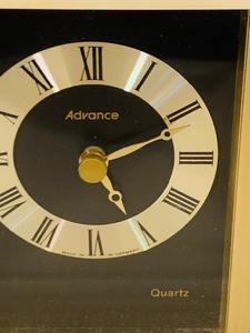 lot 398 image: Pretty Black and Gold Quartz Table  Desk Clock