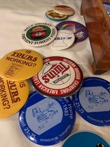 lot 443 image: Amazing Variety of Vintage Buttons