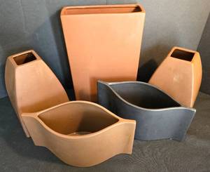 lot 333 image: Minimalist Grouping of Matte-Finish PlantersVases