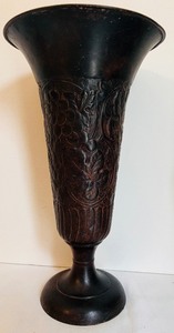 lot 341 image: Lovely Grouping of Vases