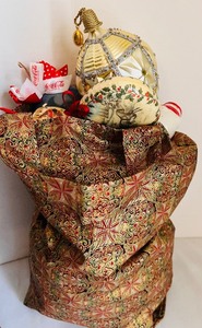 lot 349 image: Fun Christmas Decor