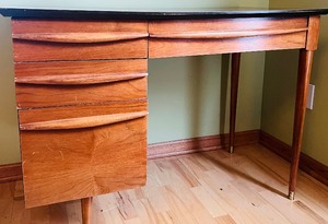 lot 467 image: Vintage Mid Century Modern Desk and Chair