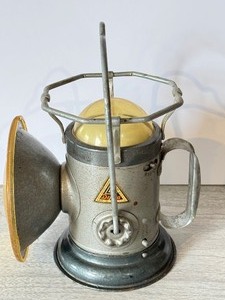 lot 519 image: Vintage Delta Powerlite Lantern