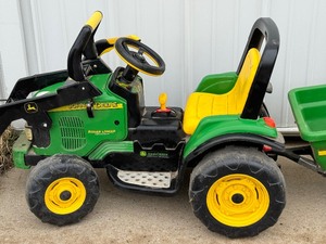 lot 13 image: Childrens Peg Prego John Deere Riding Lawn Mower with Wagon Attachment