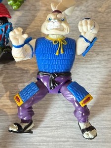 lot 516 image: Variety of Vintage Teenage Mutant Ninja Turtle Figurines
