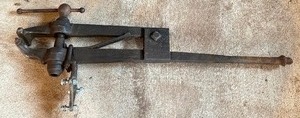 lot 508 image: Vintage Blacksmiths Vise Anvil Post Leg Vise