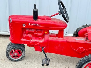 lot 20 image: Childrens Toy Farmall Super H Tractor