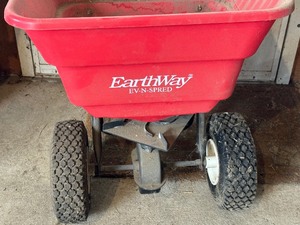 lot 500 image: EarthWay ev-n-spread