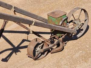 lot 473 image: Vintage Seed Planter