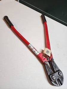 lot 535 image: 24 Red Bolt Cutters