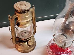 lot 534 image: (3) Oils Lamps
