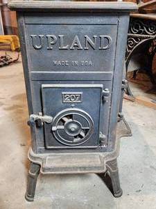 lot 479 image: Vintage Cast Iron Stove