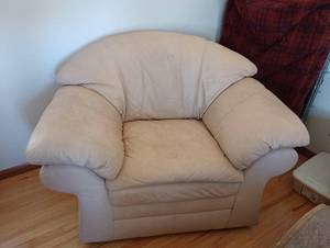 lot 4 image: Big Comfy Leather Chair