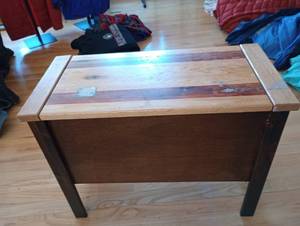 lot 5 image: Sturdy Bench w Storage