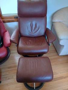 lot 7 image: Norwegian Stressless Leather Recliner & Ottoman Chair