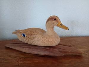 lot 10 image: Finely Carved Duck
