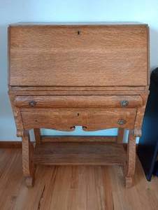 lot 18 image: Beautiful Vintage Secretary Desk