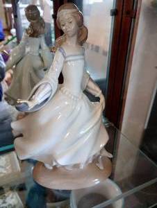 lot 19 image: Lladro #4828 Cinderella Lost Glass Slipper