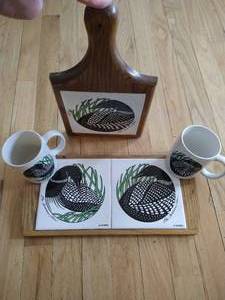 lot 43 image: Marino The Common Loon Lot - 2 Mugs, 1 Trivet, 1 Cheeseboard